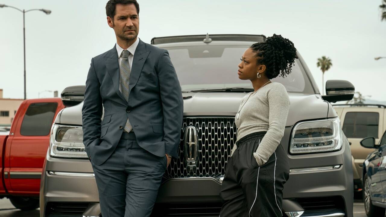 Manuel Garcia-Rulfo als Mickey Haller und Jazz Raycole als Izzy in „The Lincoln Lawyer“. 