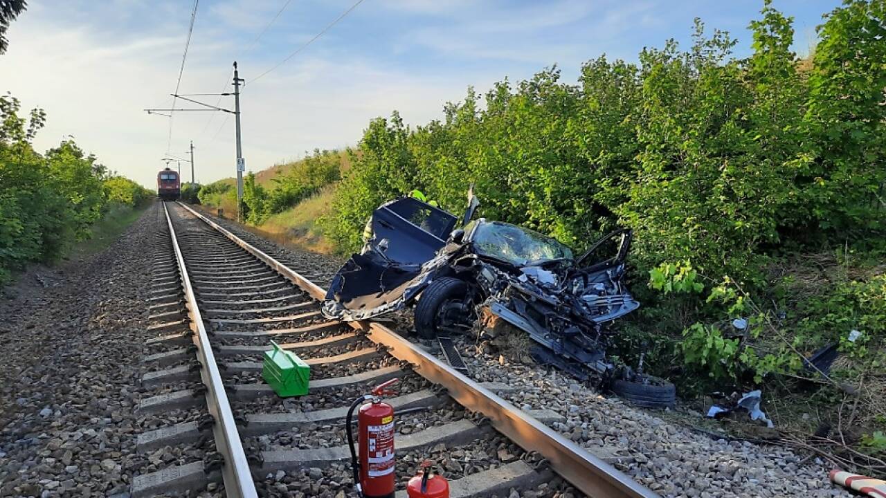 Zerstörter Pkw nach Kollision mit Zug an unbeschranktem Bahnübergang  Zerstörter Pkw nach Kollision mit Zug an unbeschranktem Bahnübergang