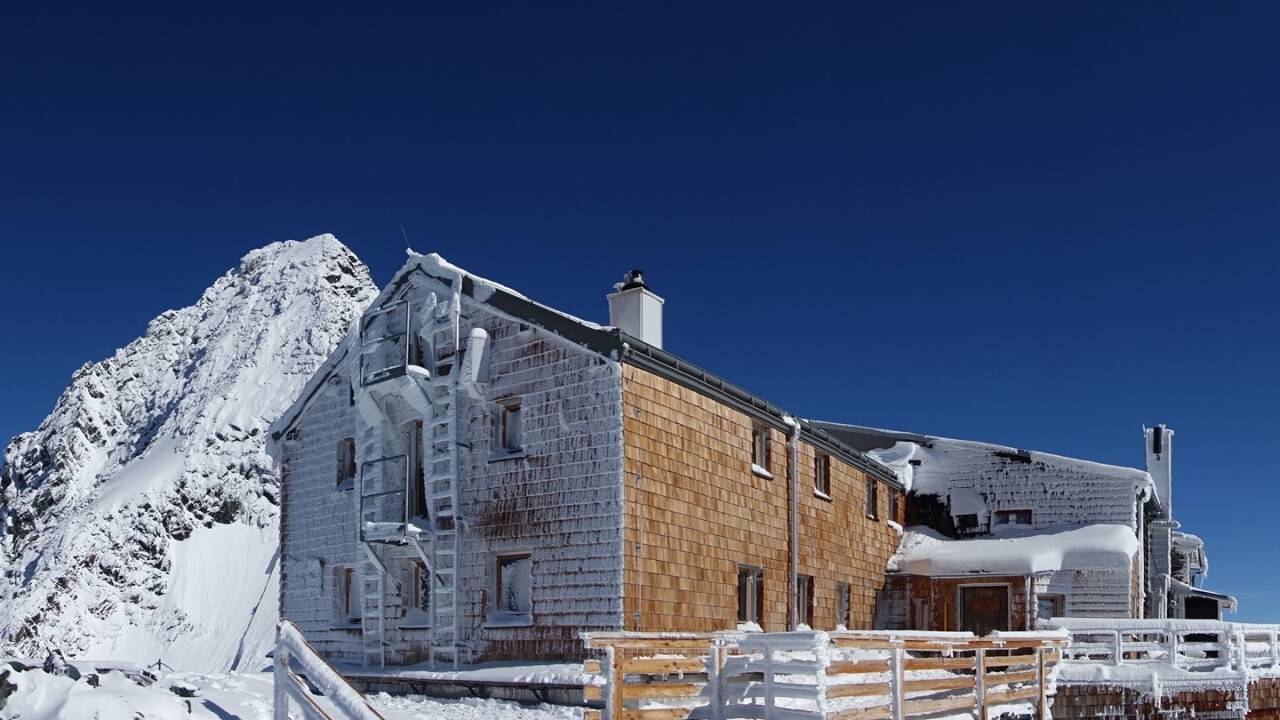 Die Erzherzog-Johann-Hütte vor dem Großglockner. Die Erzherzog-Johann-Hütte vor dem Großglockner.