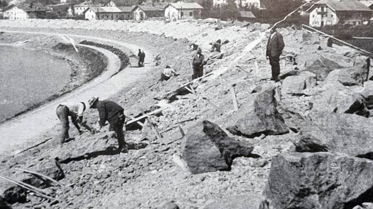 In den 1930er-Jahren wurde der Salzachdamm gebaut. Im Bild auf der Höhe der heutigen Handelsakademie. 