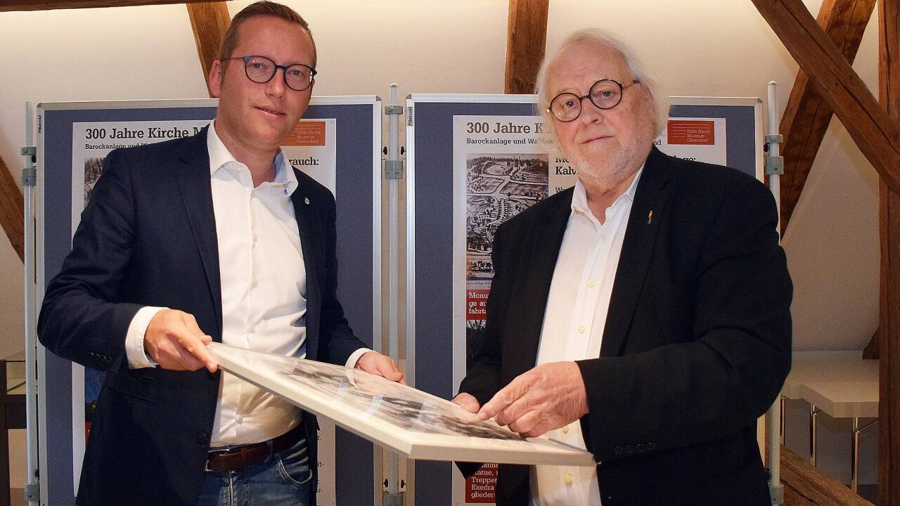 Bürgermeister Georg Djundja (links) und Museumskustos Josef A. Standl beim Vorbereiten der Ausstellung „Als sich Oberndorf neu erfand“. 