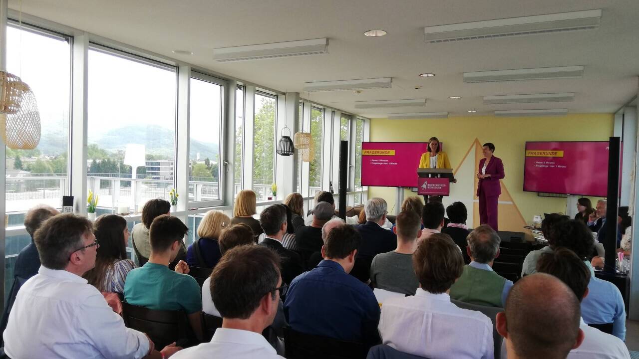 Mehr als 60 Mitglieder kamen zur Versammlung auf das Dach des Salzburger Uniparks.  Mehr als 60 Mitglieder kamen zur Versammlung auf das Dach des Salzburger Uniparks.
