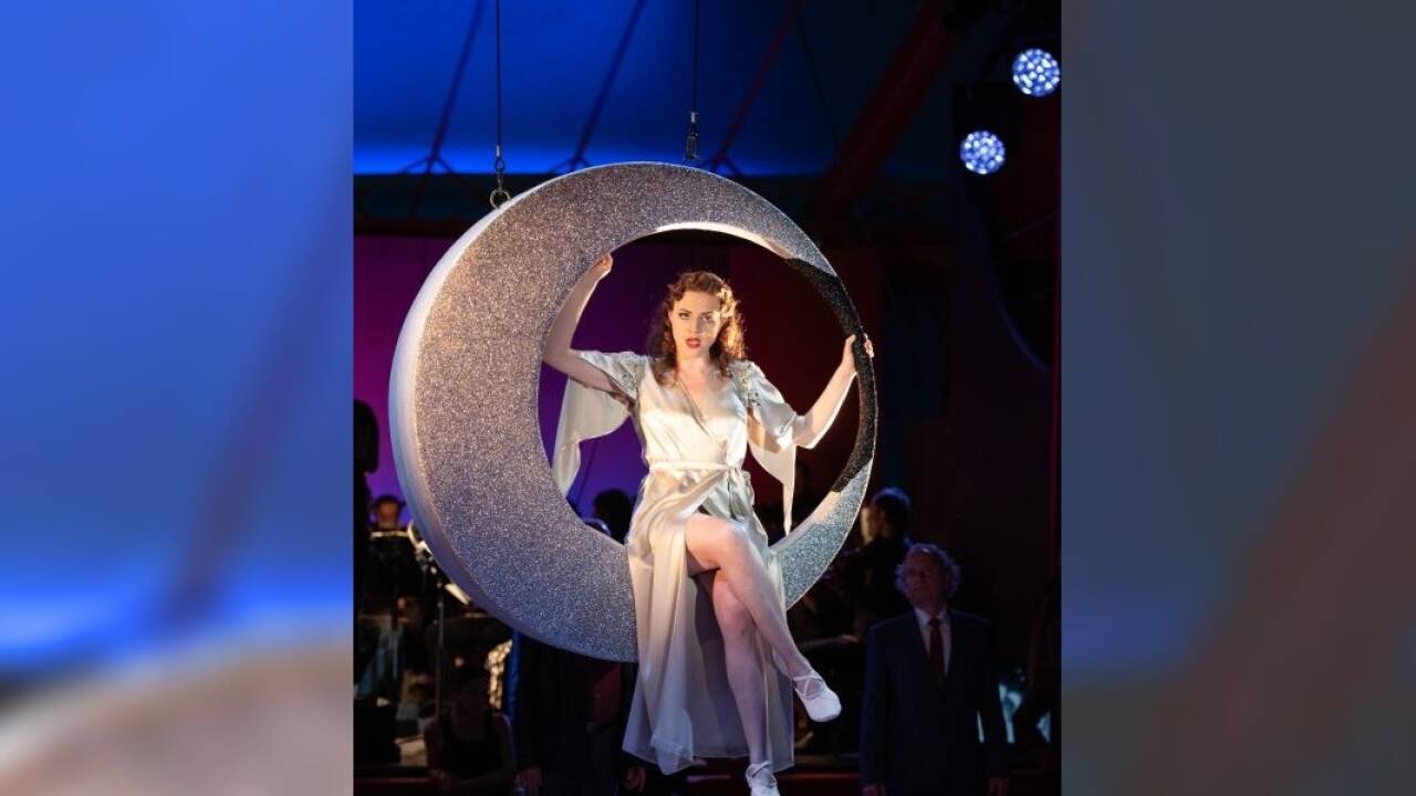Deniz Uzun als Carmen 