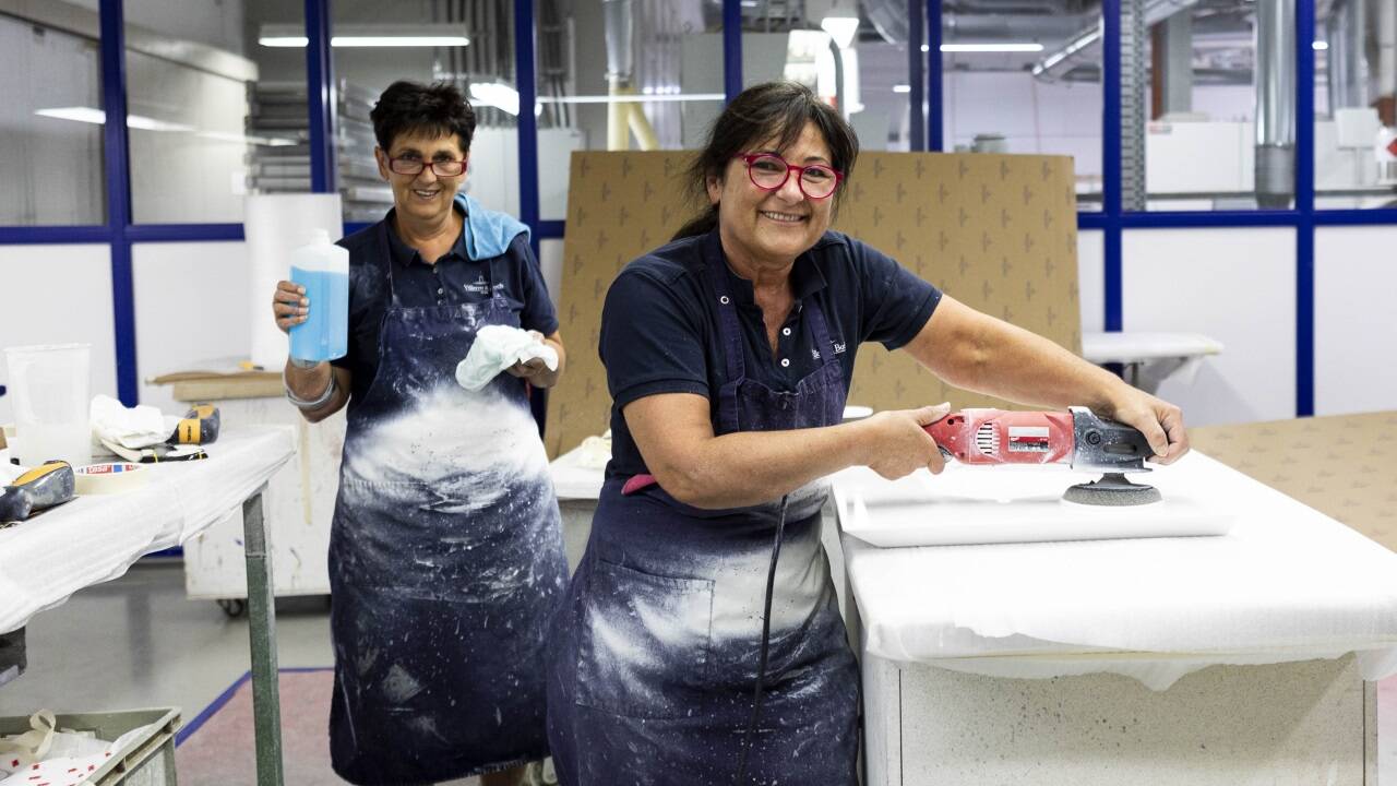 Im Badmöbelwerk Villeroy & Boch in Mondsee sind unterschiedlich lange Arbeitswochen möglich. Im Bild die Mitarbeiterinnen Anna-Maria Schwaiger und Gertraud Schwaighofer (v.l.). 