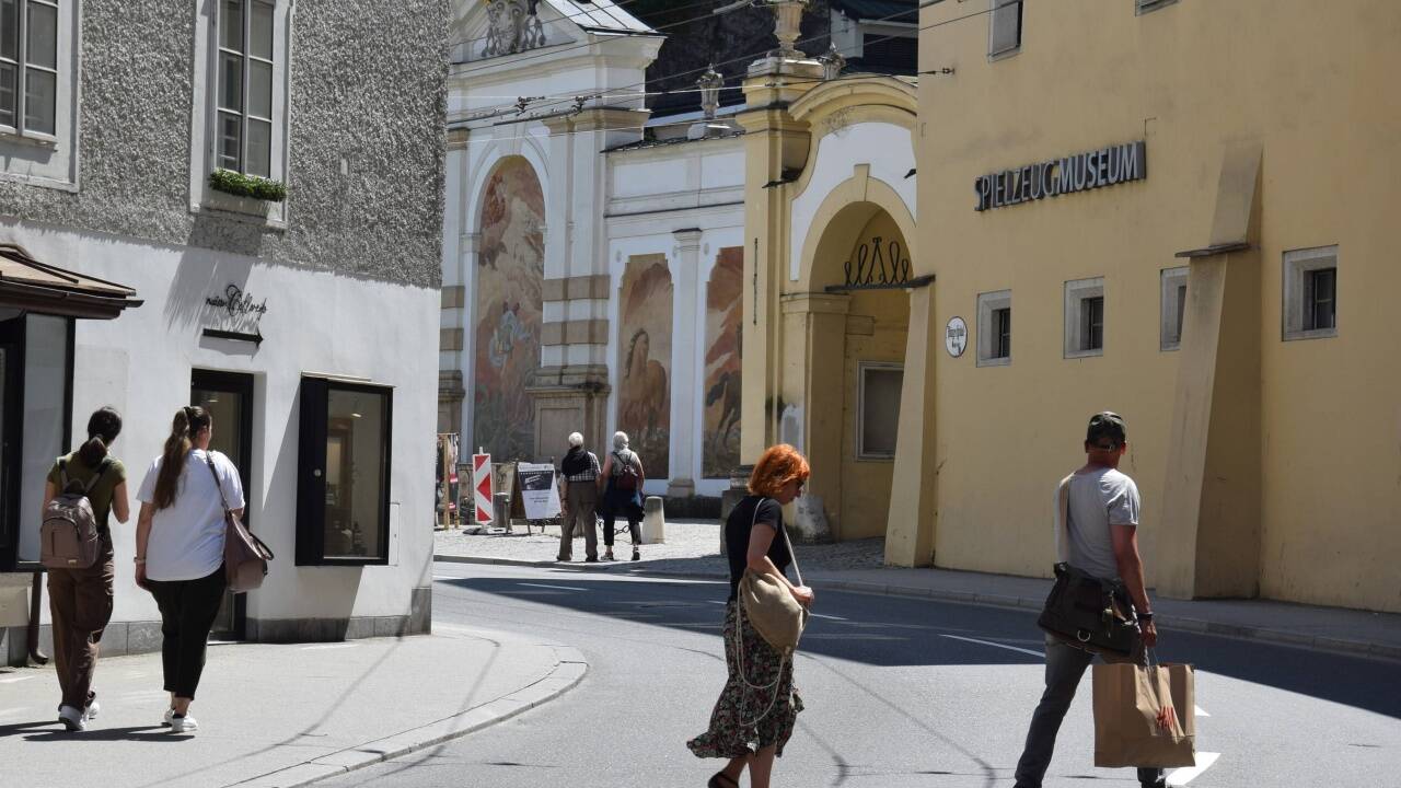 Touristen queren in Verkehrslücken.  Touristen queren in Verkehrslücken.