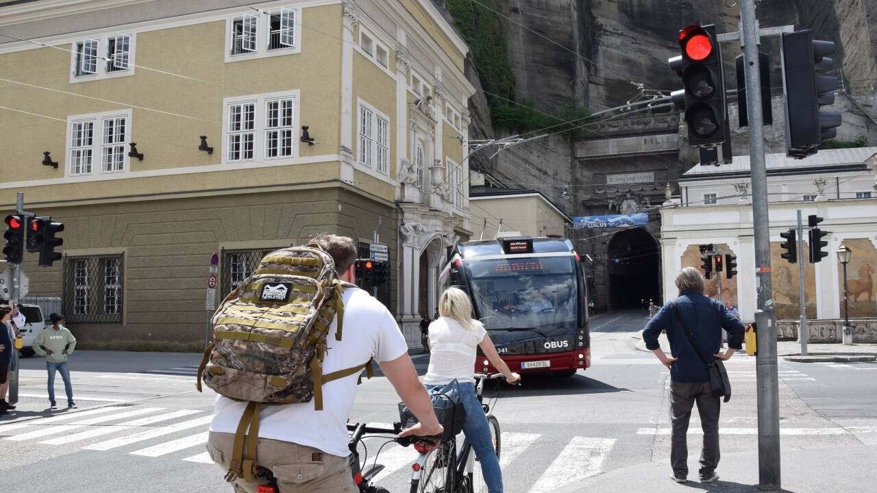 In Zukunft fährt man hinter dem Bus.  In Zukunft fährt man hinter dem Bus.