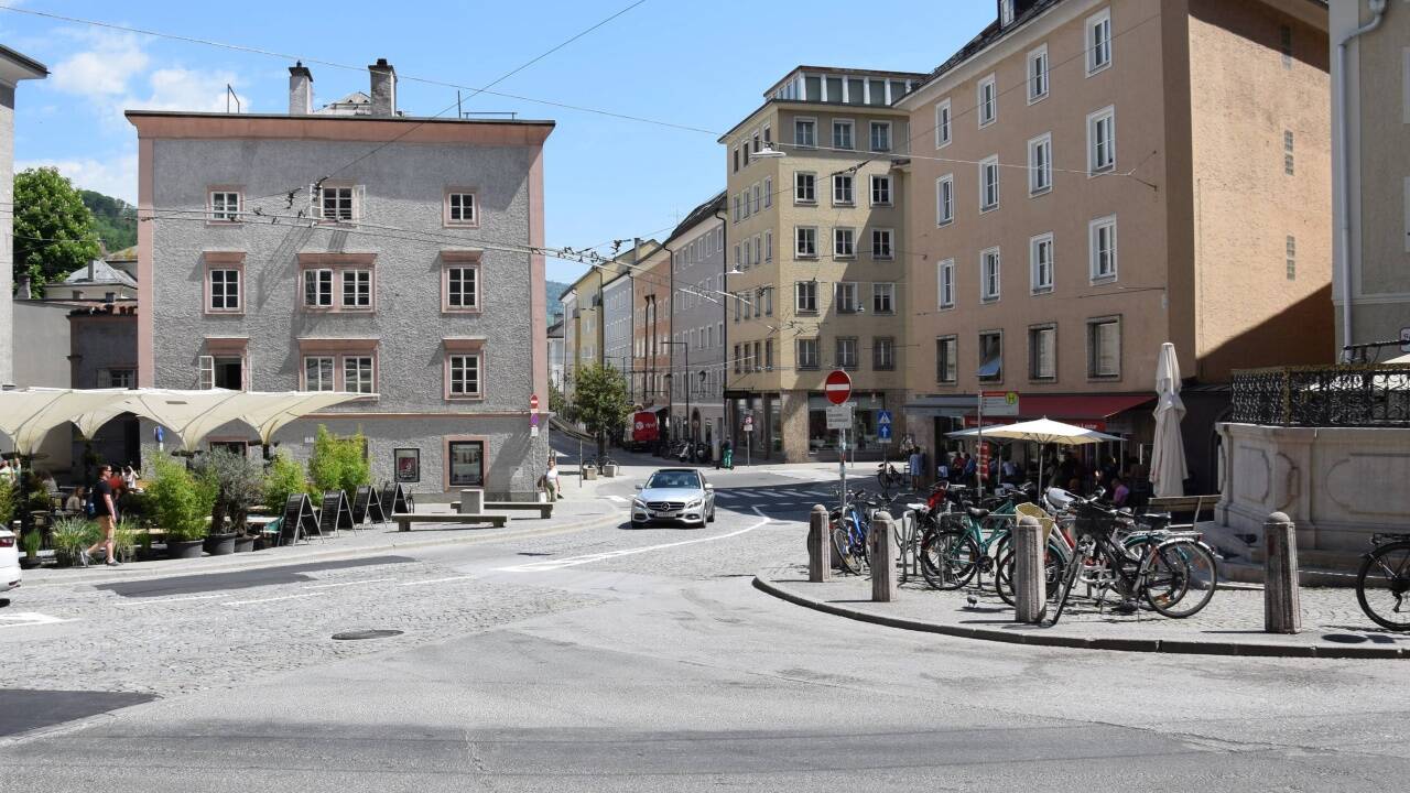 Am Anton-Neumayr-Platz dominiert grauer, zerstückelter Asphalt.  Am Anton-Neumayr-Platz dominiert grauer, zerstückelter Asphalt.