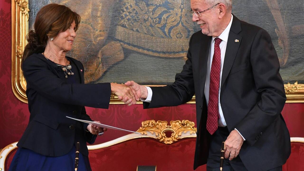 Brigitte Bierlein wurde 2019 durch Van der Bellen als erste Frau zur Bundeskanzlerin ernannt.  Brigitte Bierlein wurde 2019 durch Van der Bellen als erste Frau zur Bundeskanzlerin ernannt.