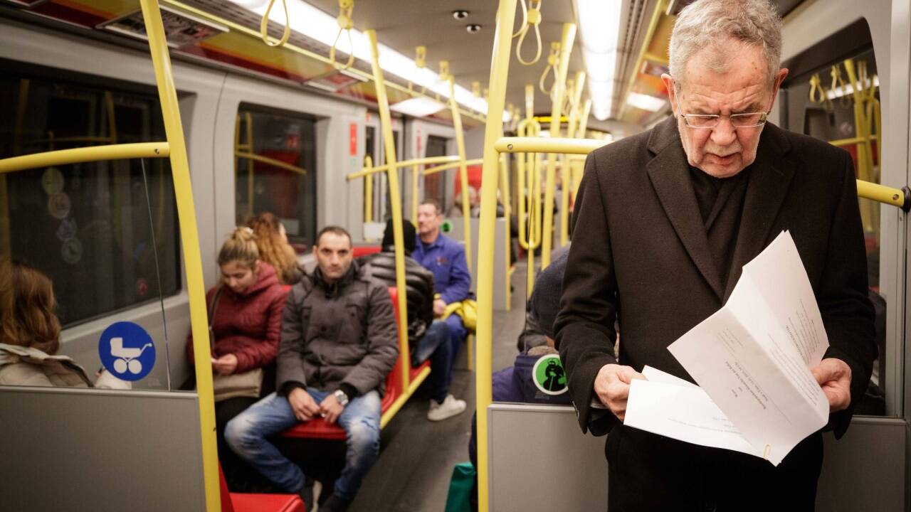 U-Bahn statt Dienstwagen. Ex-Grünen-Chef zeigt sich gerne volksnah...  U-Bahn statt Dienstwagen. Ex-Grünen-Chef zeigt sich gerne volksnah...