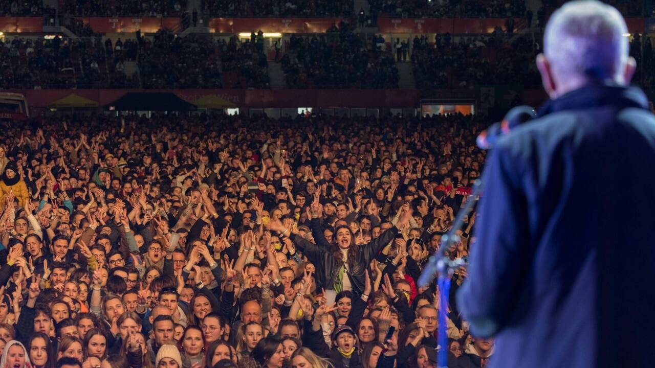 Van der Bellen bei einer Rede zum Benefizkonzert „We Stand With Ukraine“ Ende März 2022 im Wiener Ernst-Happel-Stadion.  Van der Bellen bei einer Rede zum Benefizkonzert „We Stand With Ukraine“ Ende März 2022 im Wiener Ernst-Happel-Stadion.