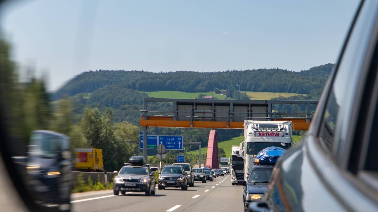 Teurer Treibstoff ist offenbar kein Grund, das Auto stehen zu lassen.  Teurer Treibstoff ist offenbar kein Grund, das Auto stehen zu lassen.