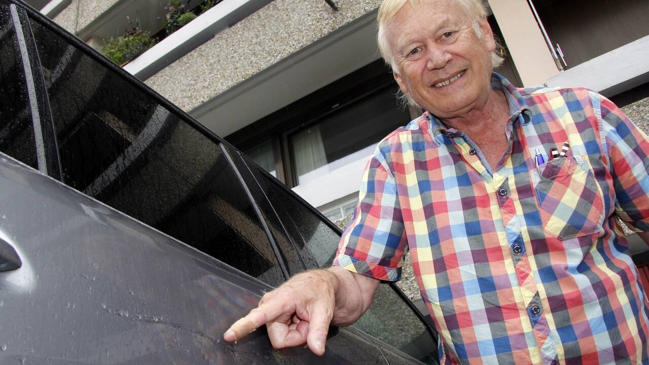 Der Pensionist Hermann Bauer (71) am 24. Mai 2022 vor seinem Auto in Salzburg-Liefering: Bauer wurde während eines Italien-Urlaubs beinahe Opfer eines „Spiegeltricks“: Betrüger lauern an Straßenrändern Urlaubern auf, werfen einen Stein oder einen anderen kleinen Gegenstand auf deren Auto und behaupten dann, dass ihr Auto von jenem des Touristen beschädigt worden sei. Der Pensionist Hermann Bauer (71) am 24. Mai 2022 vor seinem Auto in Salzburg-Liefering: Bauer wurde während eines Italien-Urlaubs beinahe Opfer eines „Spiegeltricks“: Betrüger lauern an Straßenrändern Urlaubern auf, werfen einen Stein oder einen anderen kleinen Gegenstand auf deren Auto und behaupten dann, dass ihr Auto von jenem des Touristen beschädigt worden sei.