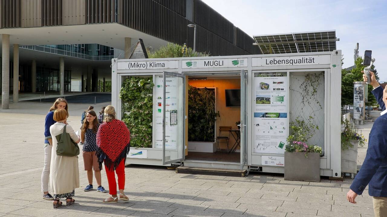 Der mobile Ausstellungsraum steht noch bis Ende Juli vor dem Unipark Nonntal.   Der mobile Ausstellungsraum steht noch bis Ende Juli vor dem Unipark Nonntal.