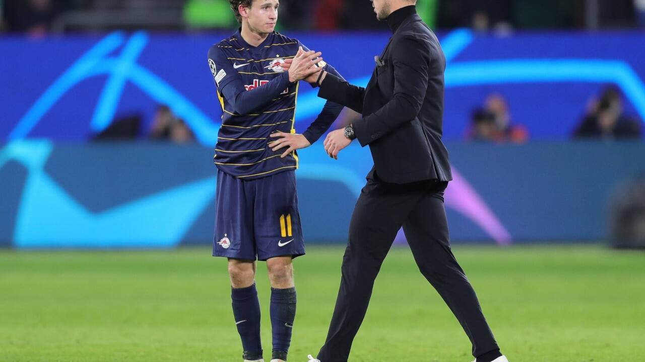 Es heißt Abschied nehmen: Brenden Aaronson mit Trainer Matthias Jaissle. 