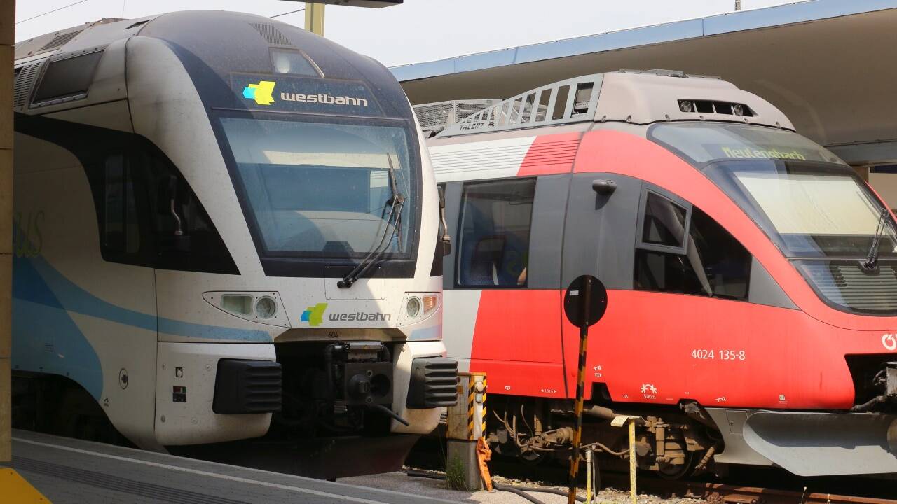  Die Fernzüge der ÖBB sind immer wieder überfüllt.  