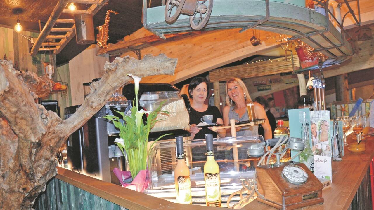 Mischka Petrova und Brigitte Horn im neuen Bar-Bereich. 