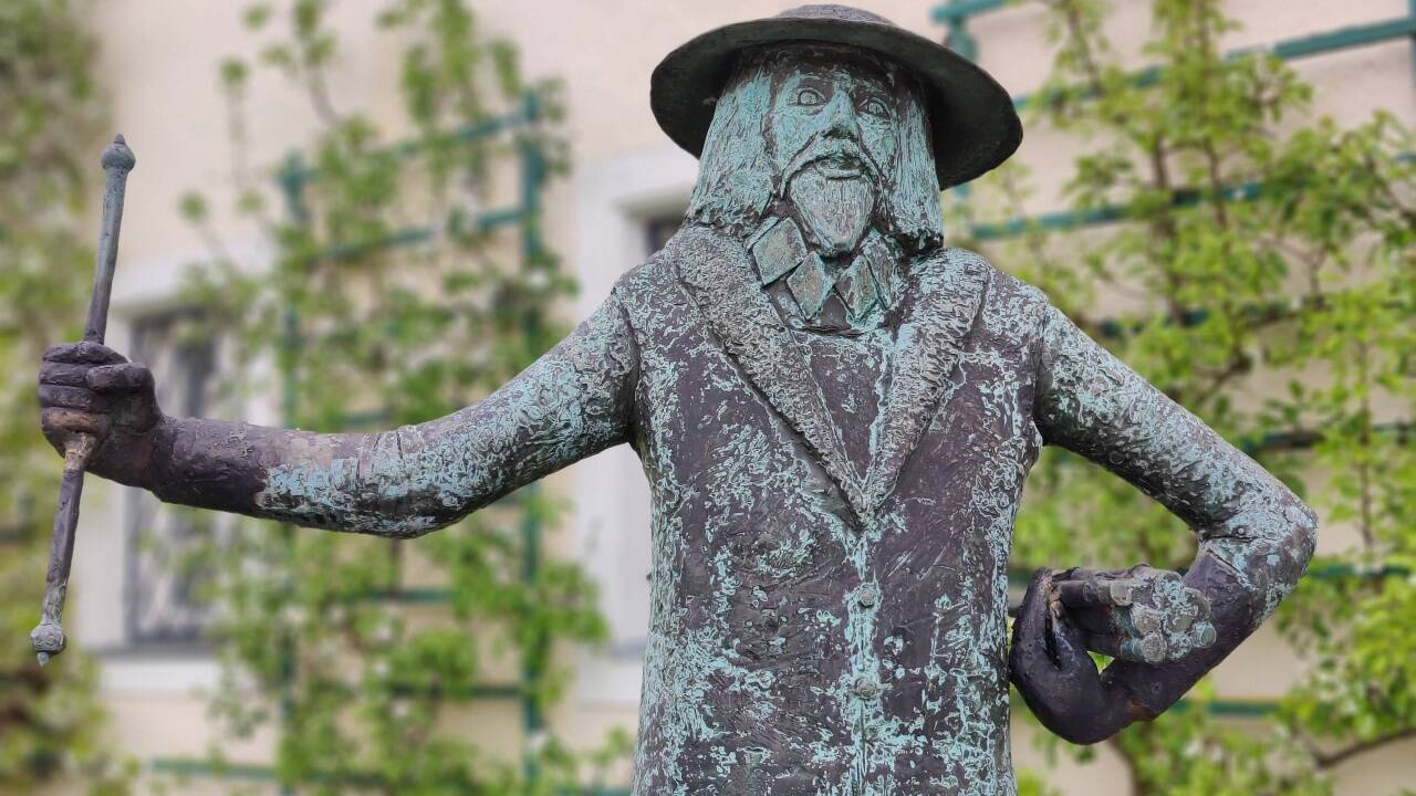 Die Bronzefigur von Eva Maria Mazzucco vor dem Gemeindeamt.  