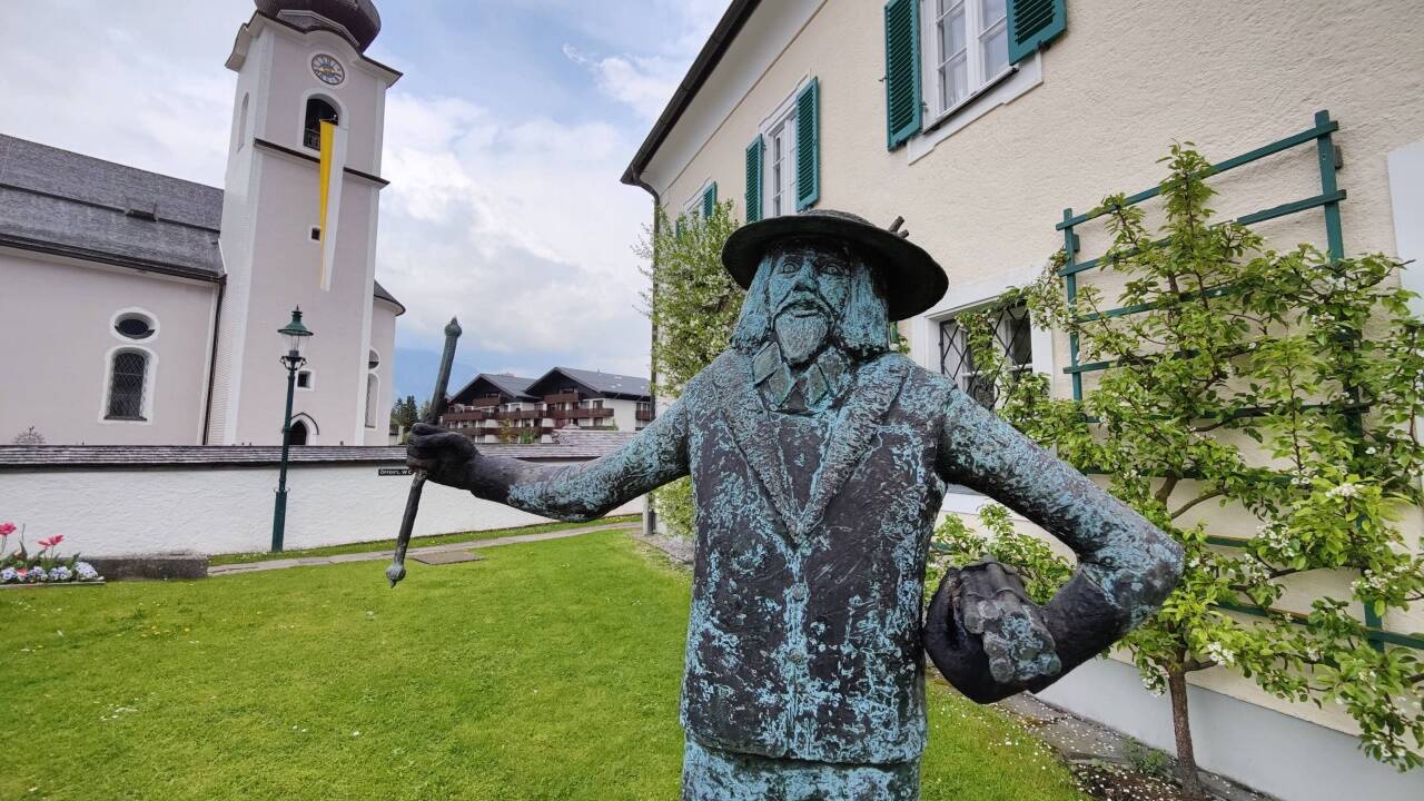 Die Bronzefigur von Eva Maria Mazzucco vor dem Gemeindeamt.  