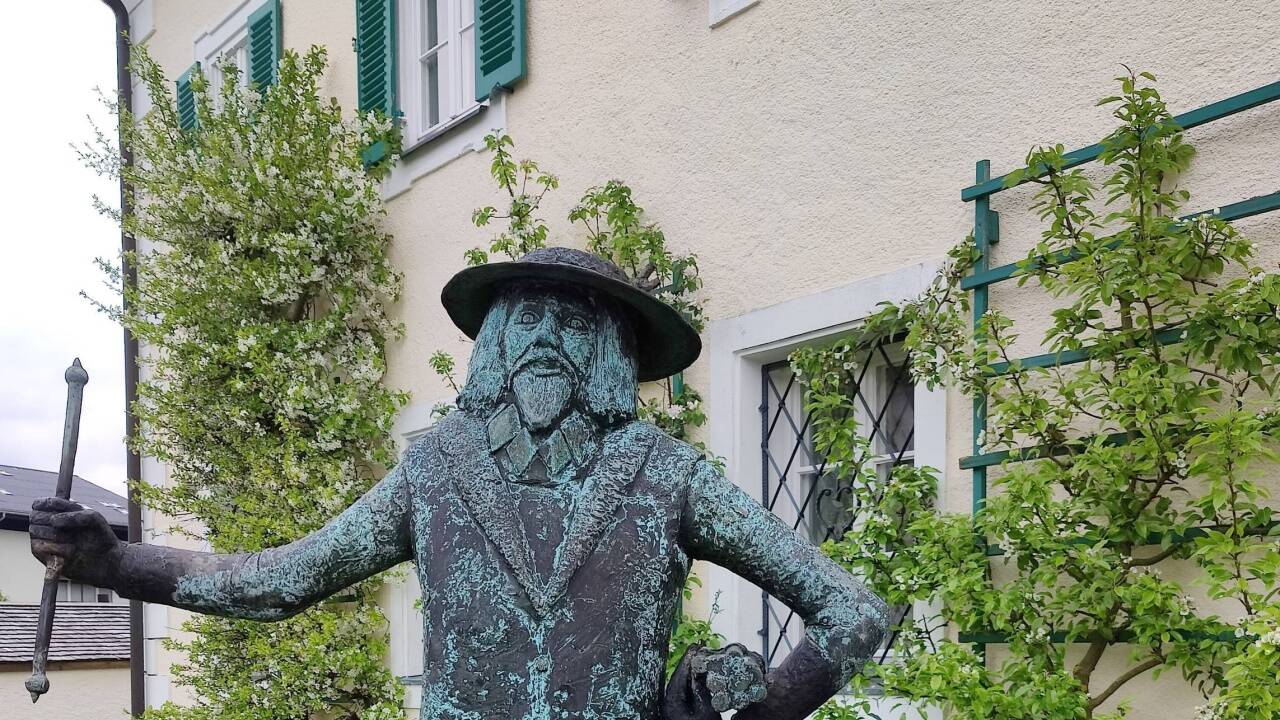 Die Bronzefigur von Eva Maria Mazzucco vor dem Gemeindeamt.  