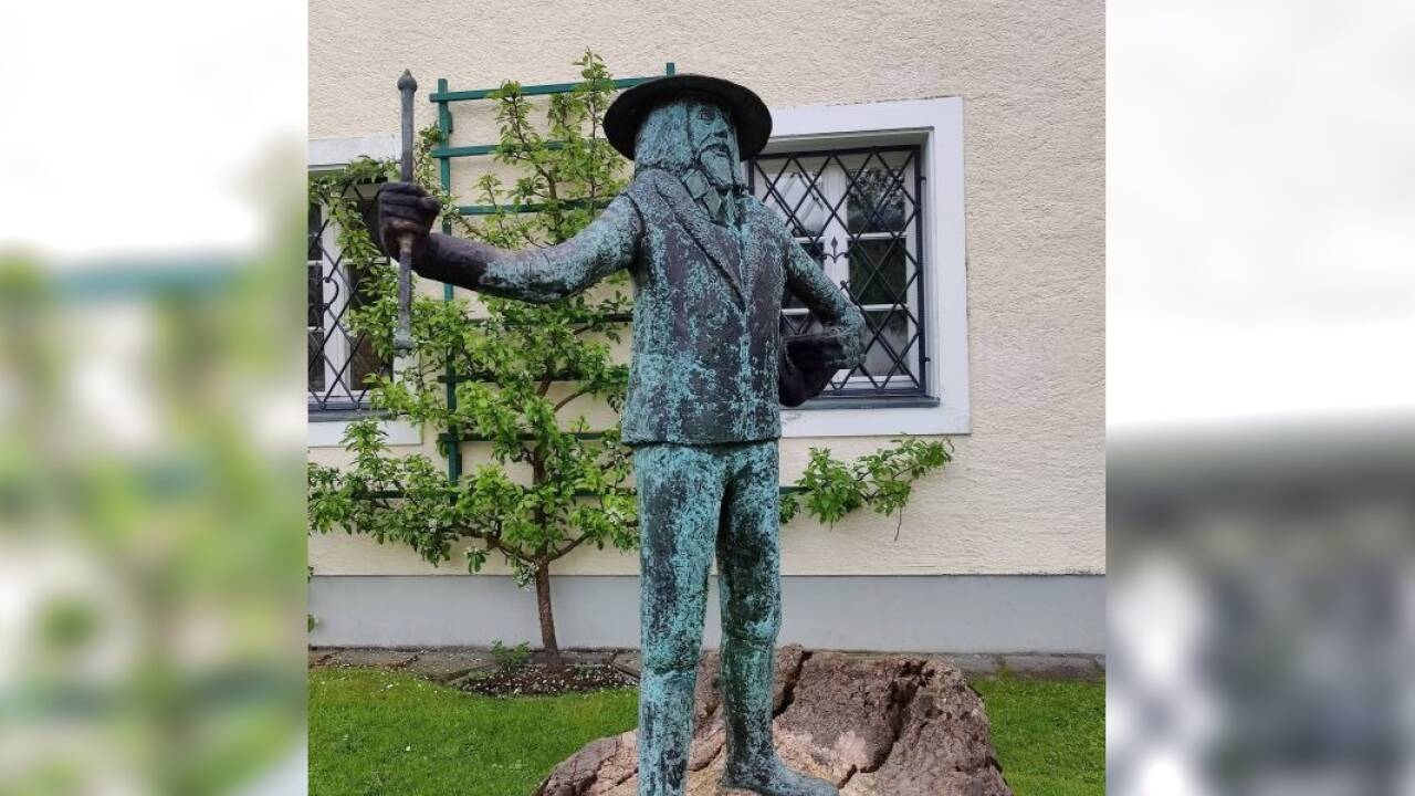 Die Bronzefigur von Eva Maria Mazzucco vor dem Gemeindeamt.  