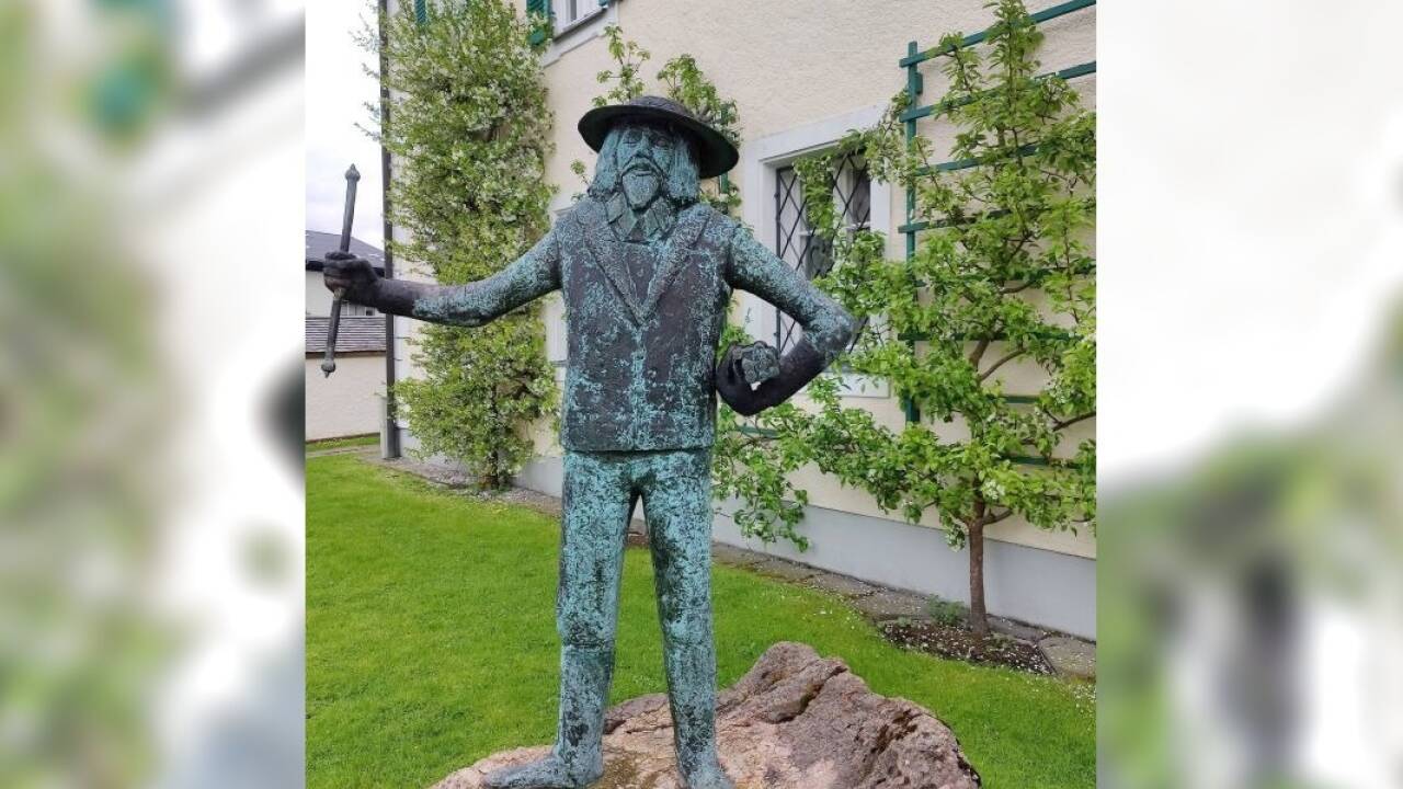 Die Bronzefigur von Eva Maria Mazzucco vor dem Gemeindeamt.  