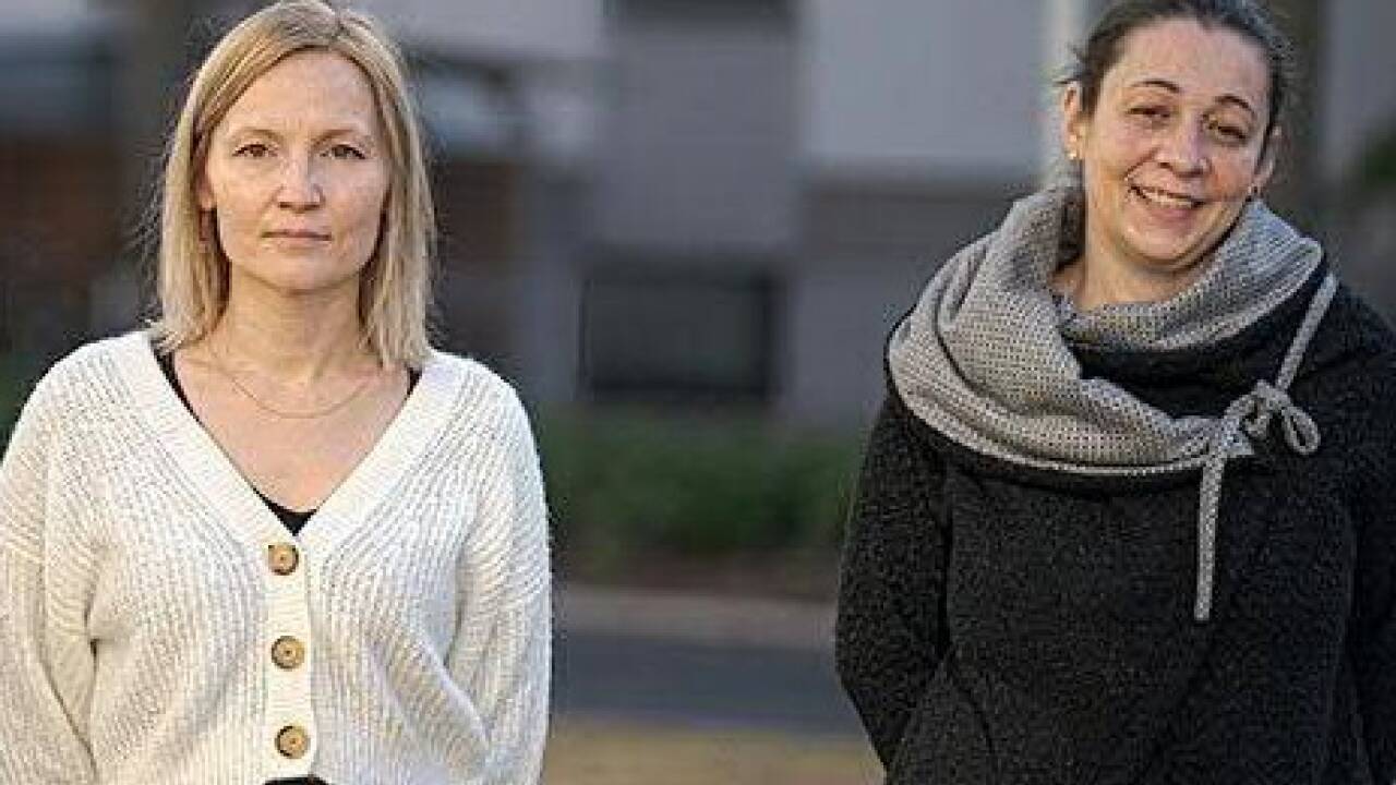 Aleksandra Fuchs (links) und Viktorija Vidimce-Risteski forschen an der TU Graz erfolgreich zu Fleisch, das im Labor hergestellt wird.  