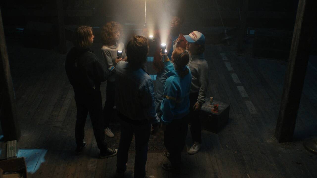 Düstere, gruselige Stimmung ist garantiert: „Stranger Things“. Erneut muss es die Clique mit der Dunkelheit der Schattenwelt aufnehmen. Düstere, gruselige Stimmung ist garantiert: „Stranger Things“. Erneut muss es die Clique mit der Dunkelheit der Schattenwelt aufnehmen.