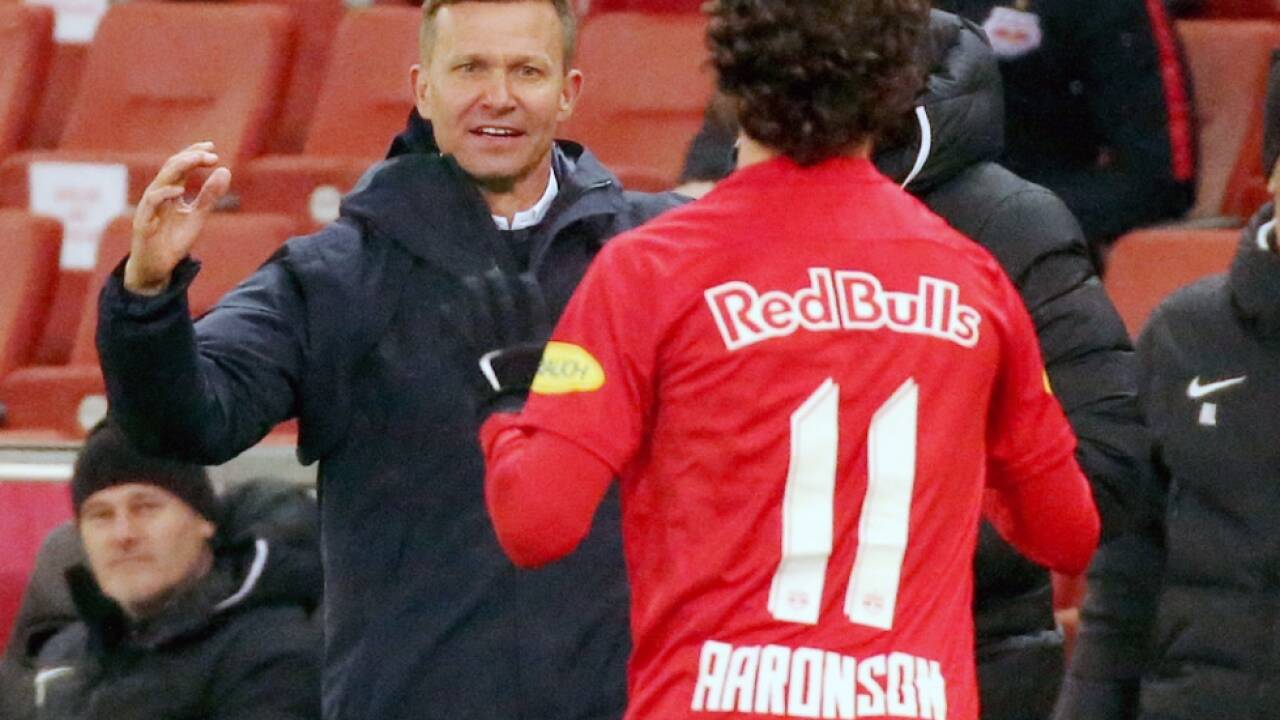 Marsch holt Aaronson nach auf die Insel 