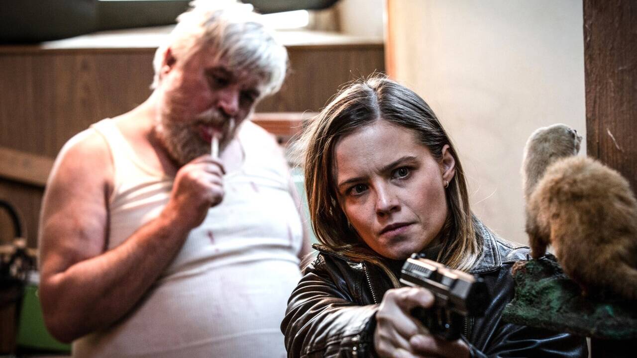 Ermittlerin Liv Moormann (Jasna Fritzi Bauer) hat verwirrende Erinnerungen, ausgelöst durch Gernot Schaballa (Aljoscha Stadelmann) im Bildhintergrund. Ermittlerin Liv Moormann (Jasna Fritzi Bauer) hat verwirrende Erinnerungen, ausgelöst durch Gernot Schaballa (Aljoscha Stadelmann) im Bildhintergrund.