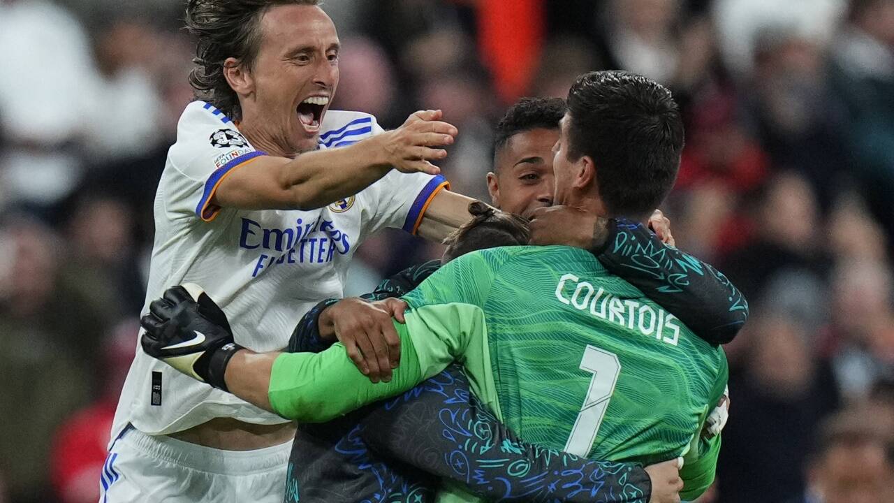 Goalie Thibaut Courtois wurde von Luka Modric und Co. für seine Glanzparaden gefeiert.  