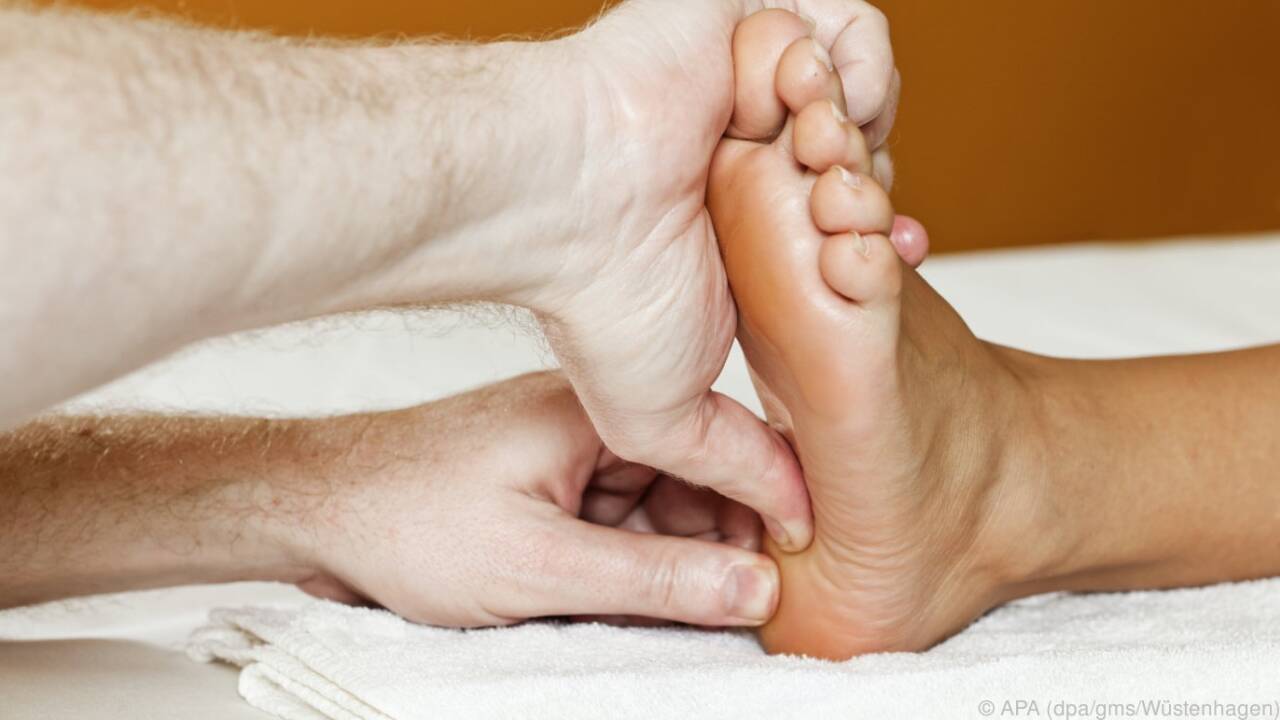 Manche Menschen empfinden die Fußreflexzonenmassage als sehr angenehm. 