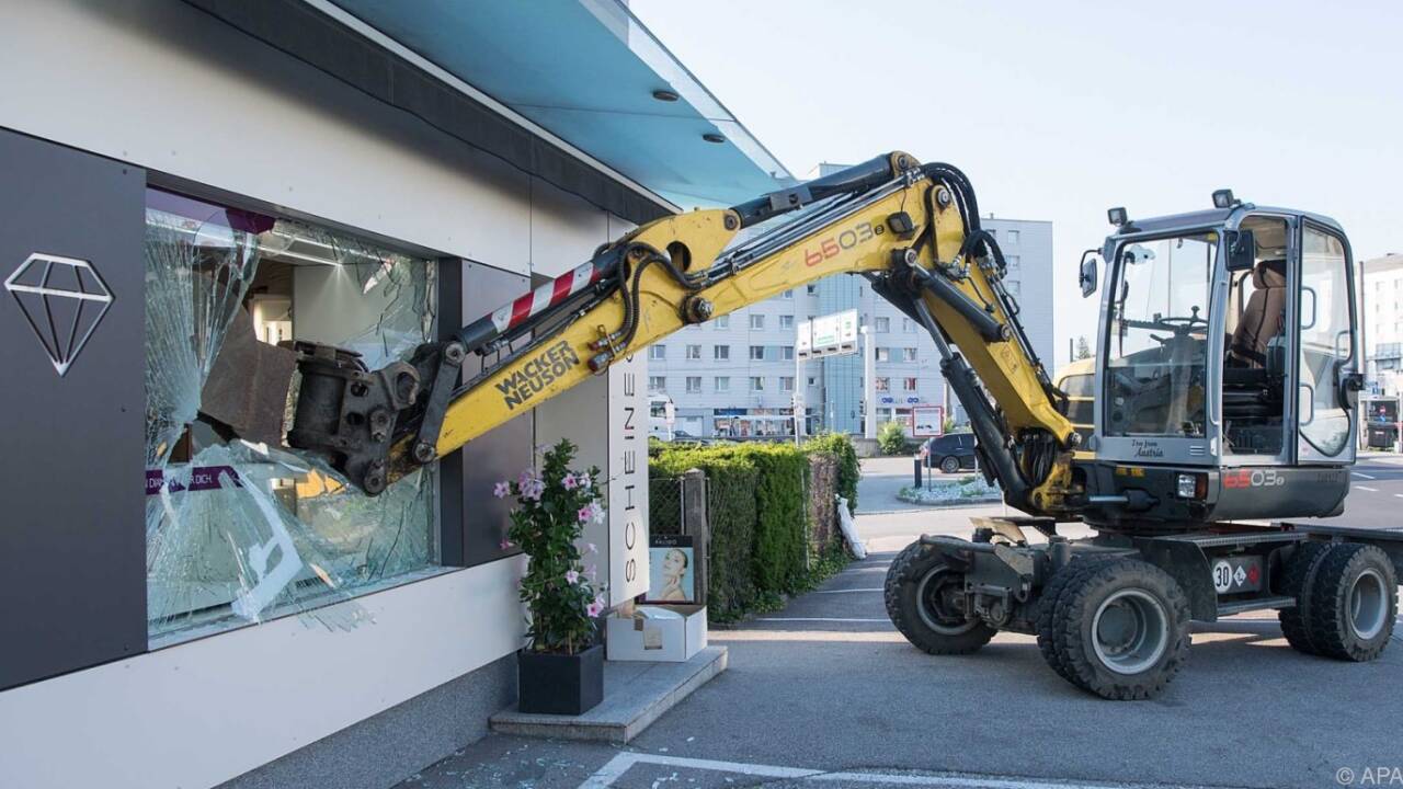Mit dem Bagger wurde das Sicherheitsglas geknackt.  