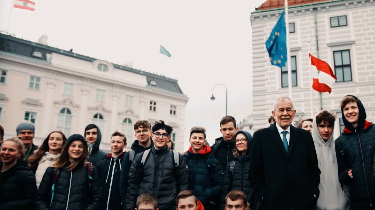 Ausschnitt aus Van der Bellens erstem Wahlkampfvideo: Der Präsident und sein Wahlkampfteam setzen stark auf junge Wähler.   Ausschnitt aus Van der Bellens erstem Wahlkampfvideo: Der Präsident und sein Wahlkampfteam setzen stark auf junge Wähler.