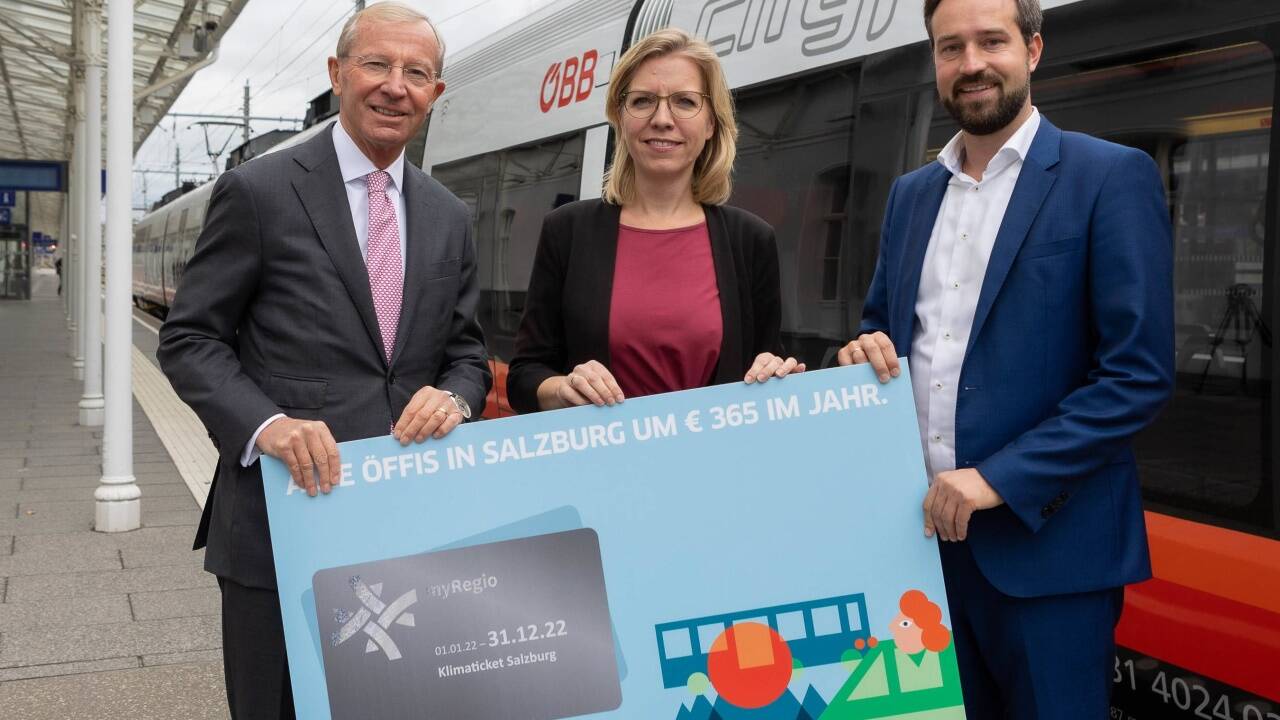 Landeshauptmann Wilfried Haslauer, Verkehrsministerin Leonore Gewessler und Verkehrslandesrat Stefan Schnöll präsentierten im Herbst das Jahresticket um 365 Euro. Für Menschen mit Behinderung ist die Karte günstiger. 