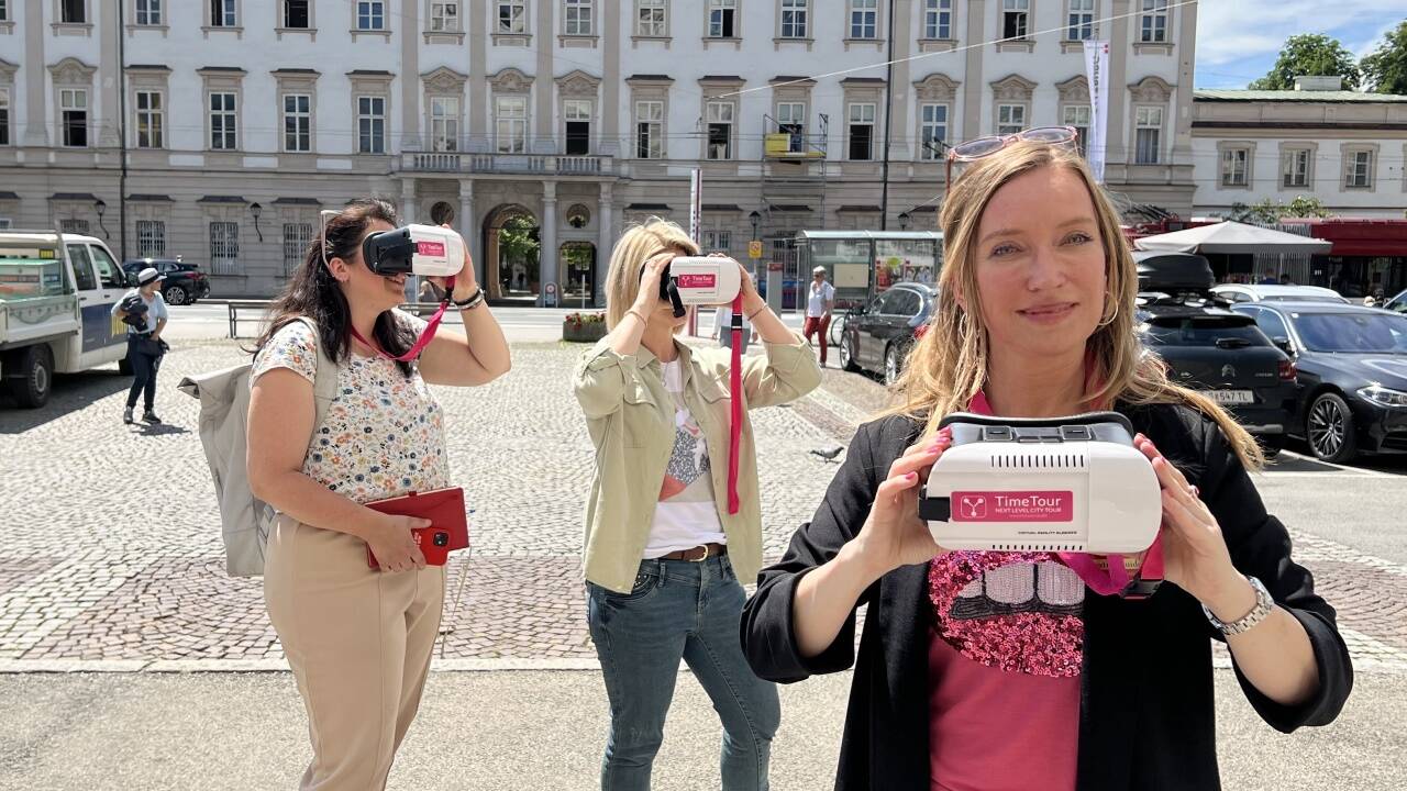 Fremdenführerin Sabine Rath führt mit Virtual Reality Brill in die Vergangenheit.  