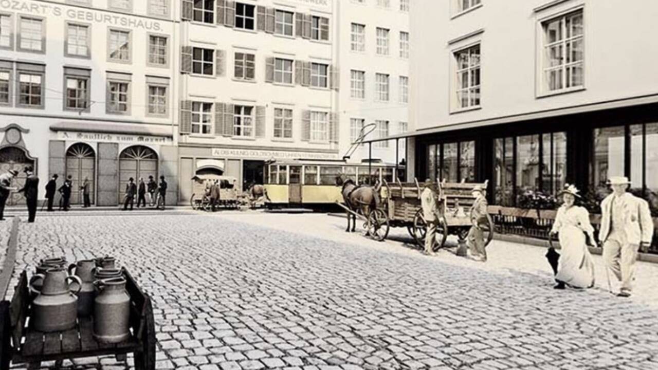 Der Hagenauerplatz vor Mozart’s Geburtshaus um 1898. 