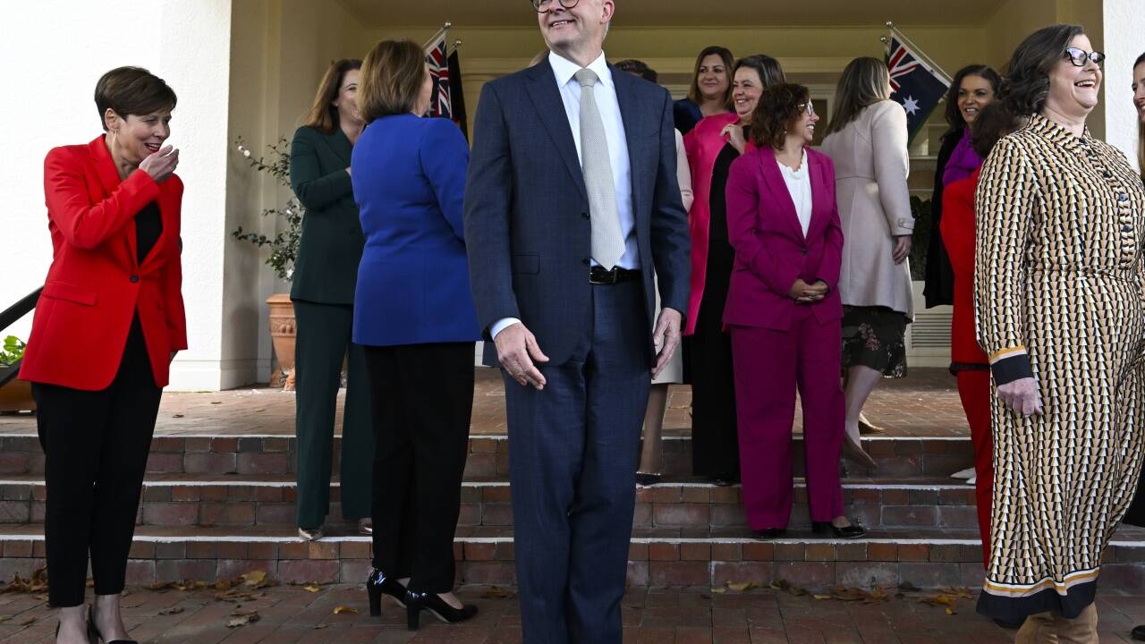Australiens Premier Anthony Albanese mit weiblichen Mitgliedern seines Kabinetts. 
