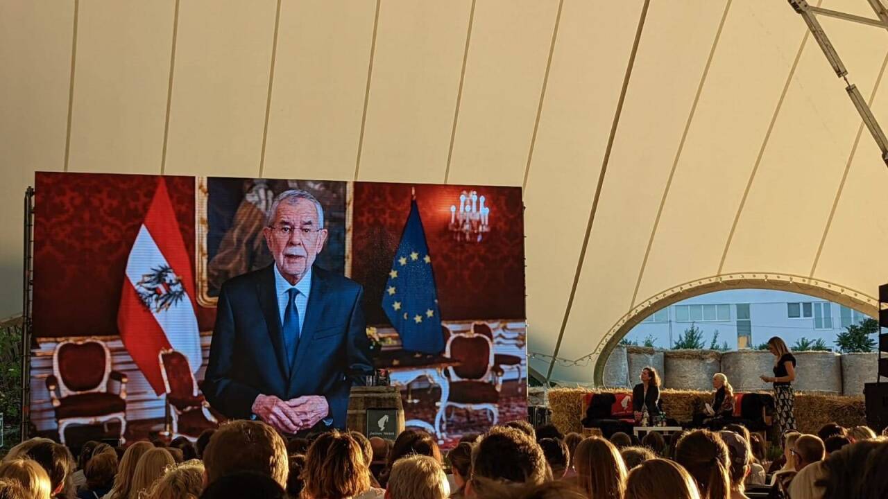 Bundespräsident Alexander Van der Bellen schickte eine Videobotschaft zu Jane Goodalls Auftritt nach Wien. 