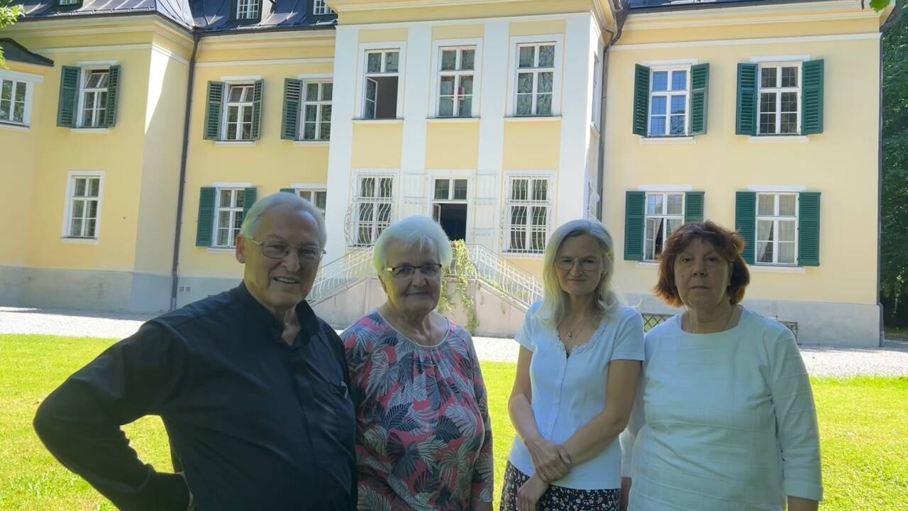 Provinzial Ferdinand Zech, Hedwig Plainer, Beate Donauer und Marlis Resch vor der Villa Trapp, die nun zum Haus Magnificat wird. 
