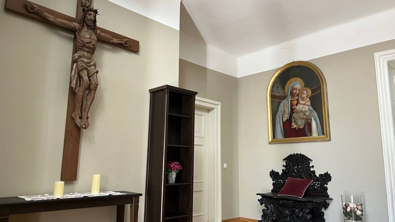 Provinzial Ferdinand Zech, Hedwig Plainer, Beate Donauer und Marlis Resch vor der Villa Trapp, die nun zum Haus Magnificat wird. 