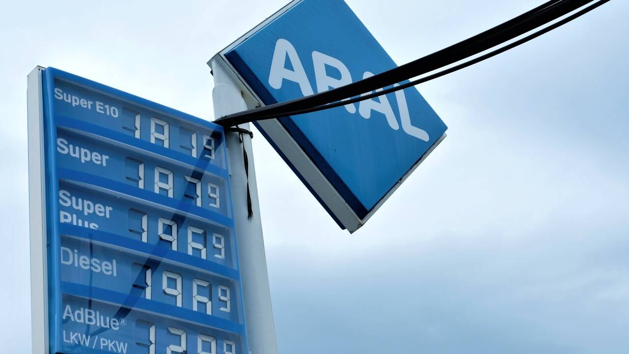 In Deutschland sind die Spritpreise deutlich gesunken, wie hier in Freilassing. Wahrscheinlich ist, dass sie sich jenen in Österreich noch weiter annähern.  