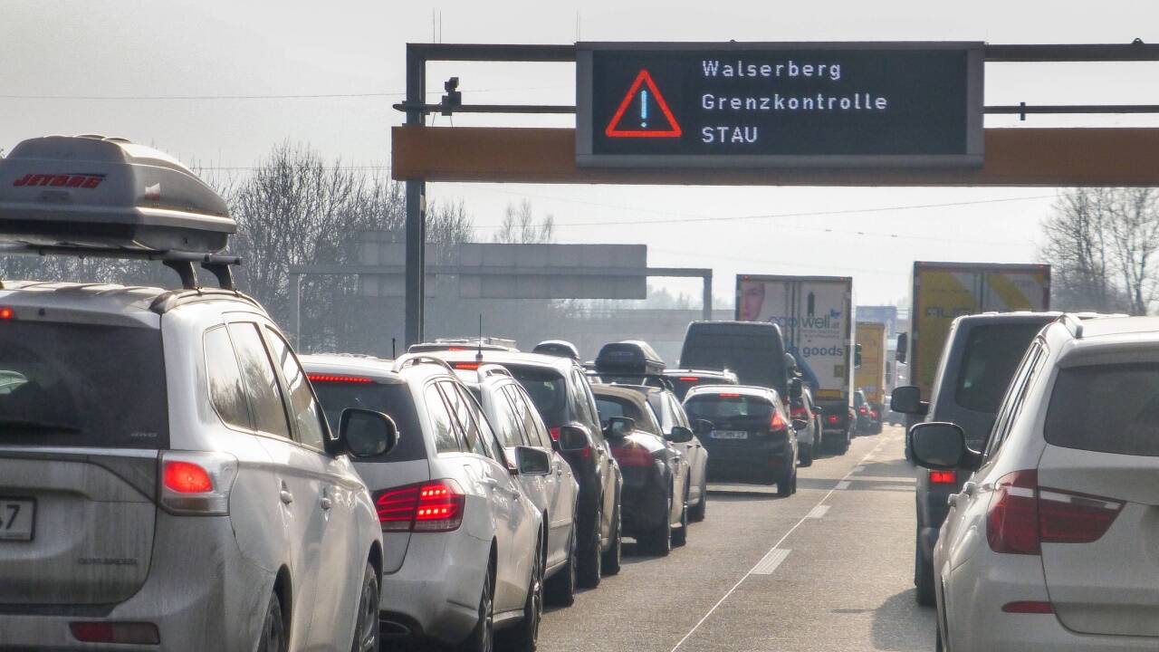 Stau vor dem Grenzübergang Walserberg. Stau vor dem Grenzübergang Walserberg.