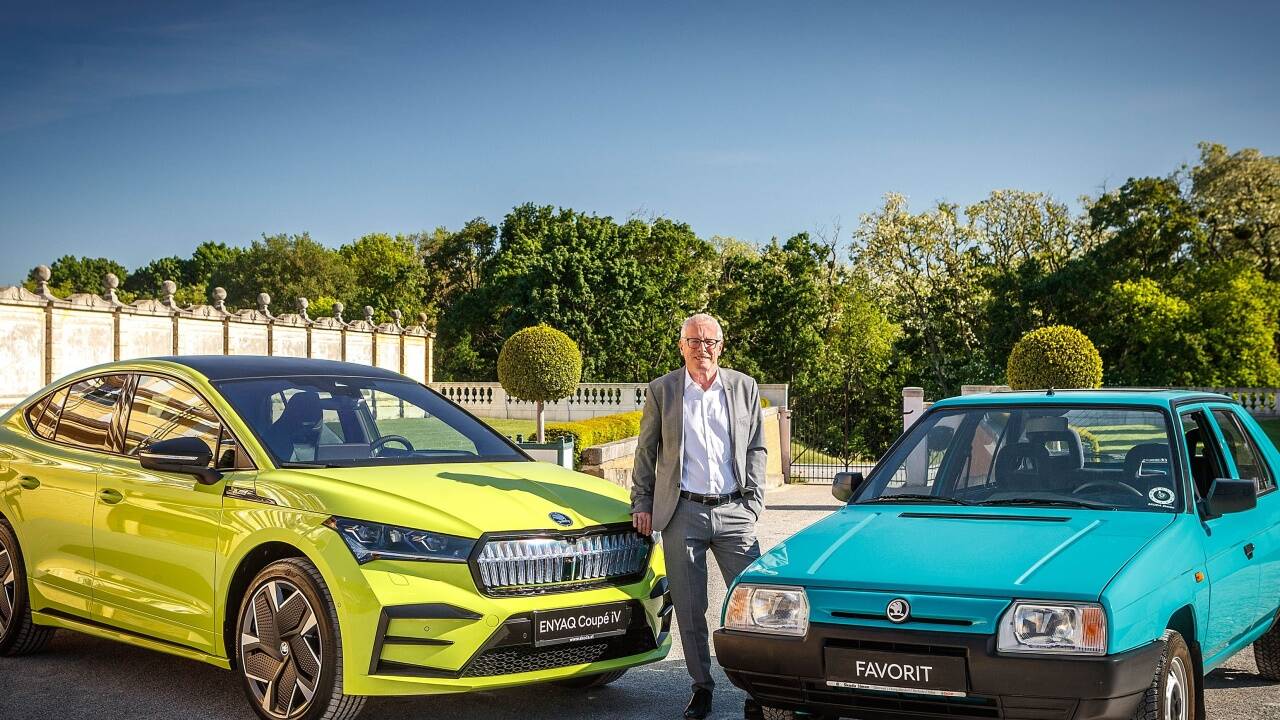 Škoda-Österreich-Markenchef Max Egger mit dem Enyaq IV und dem Favorit.  