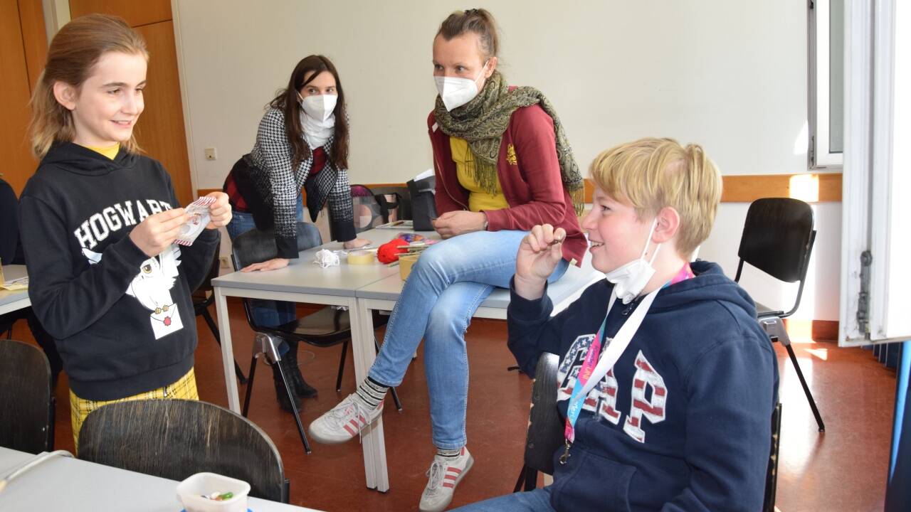 Geschmackstest mit Süßigkeiten aus dem Zaubershop mit der Kinderprofessorin.  