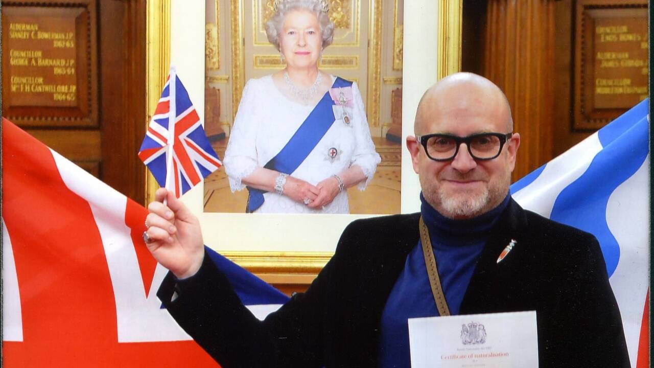 Owen Grant Innes vor dem Porträt der Queen. 