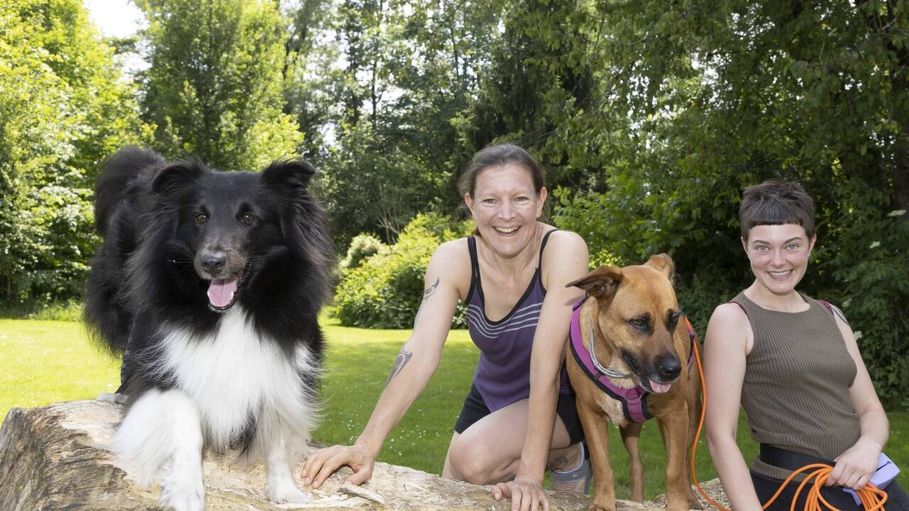Manuela Leib und Sarah Prodinger mit zwei ihrer vierbeinigen Freunde. Manuela Leib und Sarah Prodinger mit zwei ihrer vierbeinigen Freunde.