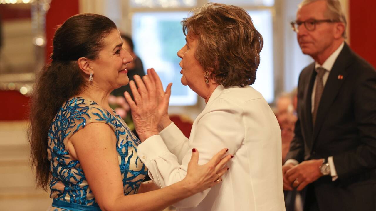 Die künstlerische Leiterin der Pfingstfestspiele, Cecilia Bartoli, im Gespräch mit Ex-Festspielpräsidentin Helga Rabl-Stadler. Im Hintergrund huscht Landeshauptmann Wilfried Haslauer vorbei.  