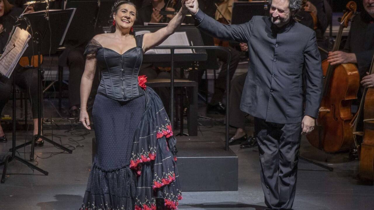 Cecilia Bartoli als Carmen mit Dirigent Gianluca Capuano 