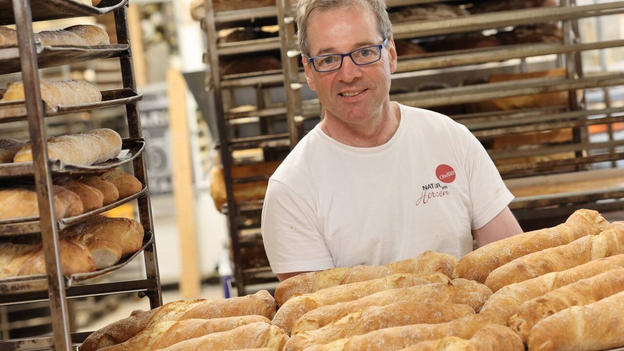 Gotthard Obauer in seiner Backstube – mit einem Blech Hoamatwurzn-Baguettes. In der Bäckerei Obauer werden rund 30 Tonnen Biomehl verarbeitet. 