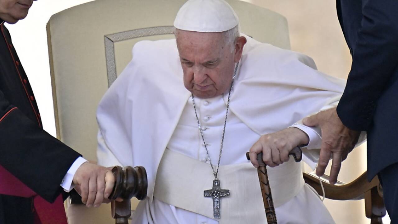 Der Papst ist auf Stützung angewiesen  Der Papst ist auf Stützung angewiesen